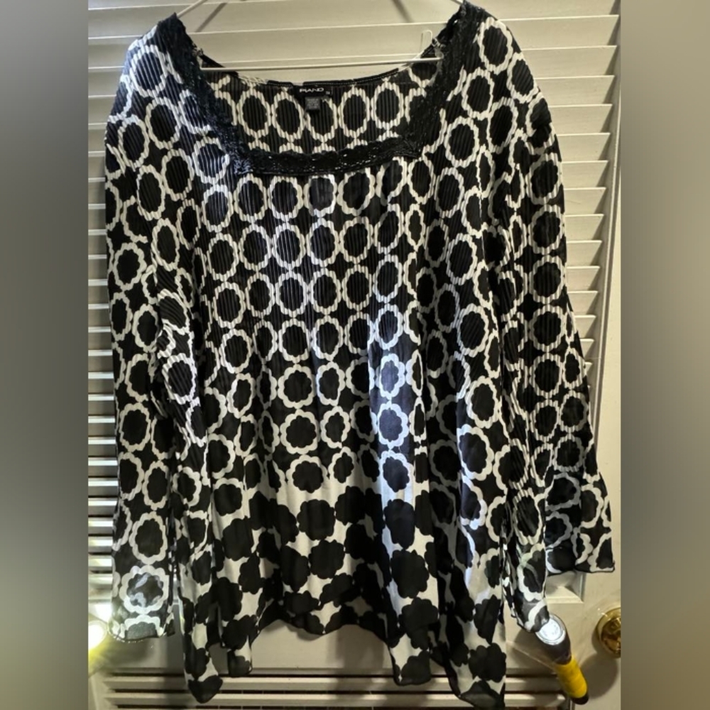 Piano Women's size 3X Plus Size Black and White Blouse